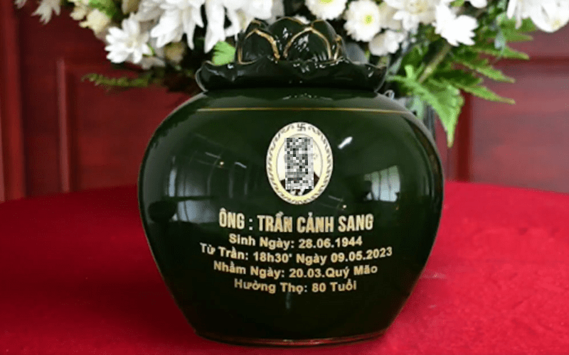 Có nên khắc tên lên hũ tro cốt không?