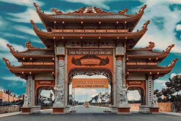 cổng tam quan của chùa