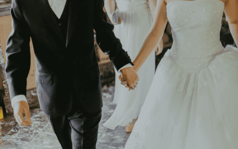 Có nên tổ chức đám cưới khi nhà có tang?