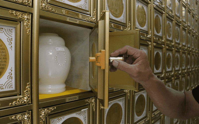 Có nên gửi tro cốt vào chùa lâu dài?