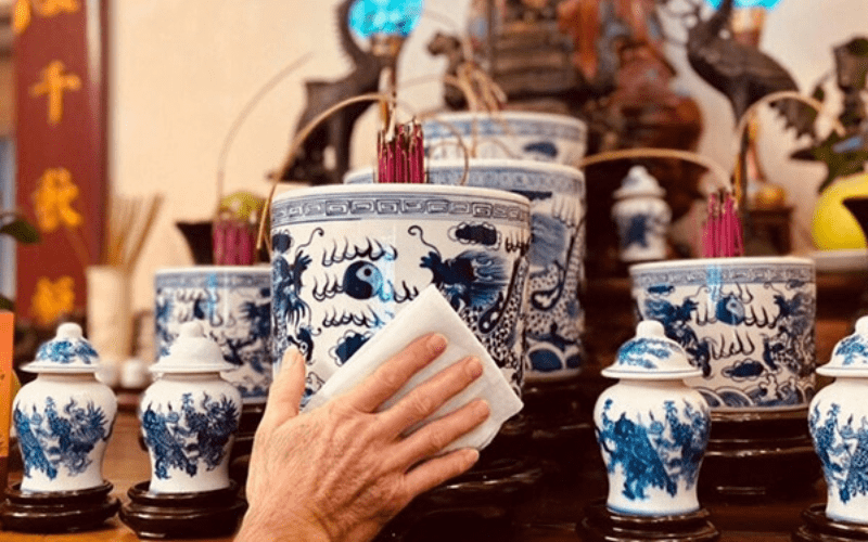 Dọn dẹp bàn thờ tro cốt: Chuẩn bị không gian thanh tịnh đón năm mới