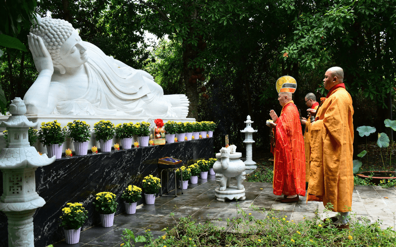 Lễ cầu siêu cuối năm cho người đã mất: Gửi trọn yêu thương và niềm an