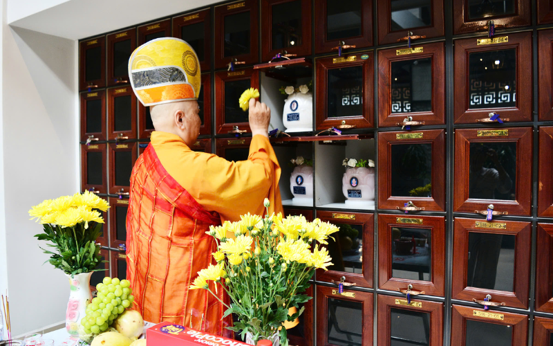 An vị tro cốt đầu năm: Nghi thức mang ý nghĩa bình an