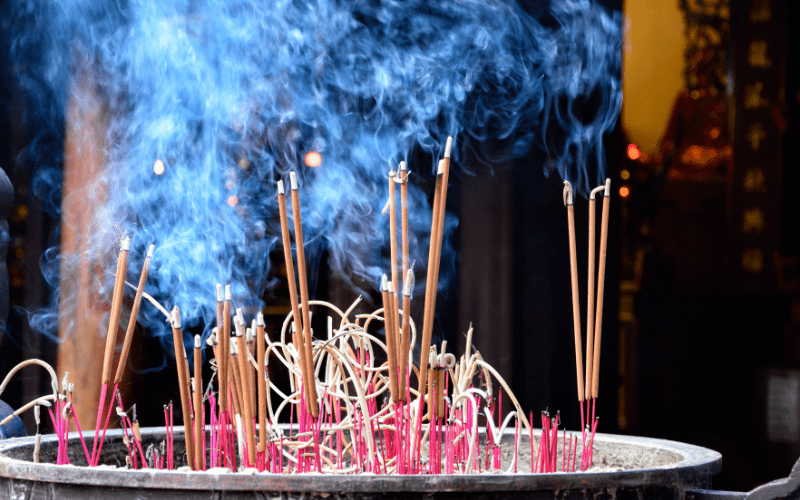 Dâng hương đầu năm cho ông bà: Nét đẹp truyền thống Việt