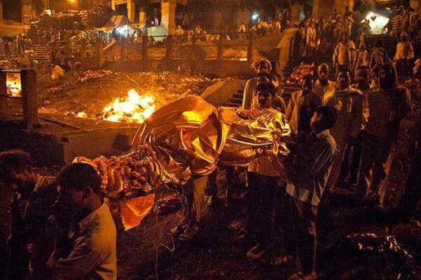 hỏa thiêu thi thể theo phong tục hỏa táng của người Ấn Độ